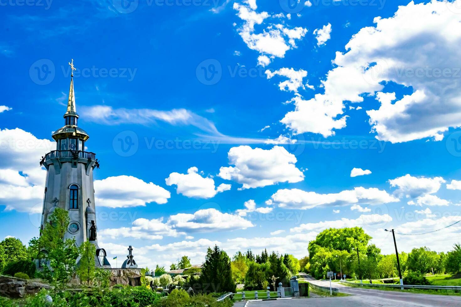 Cruz de la iglesia cristiana en alta torre campanario para la oración foto