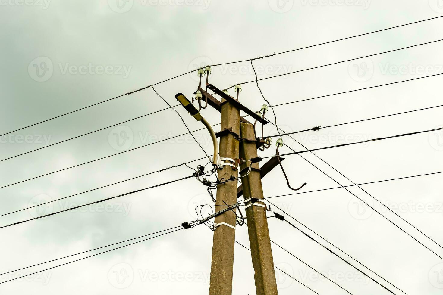 Poste eléctrico de potencia con cable de línea sobre fondo de color cerrar foto