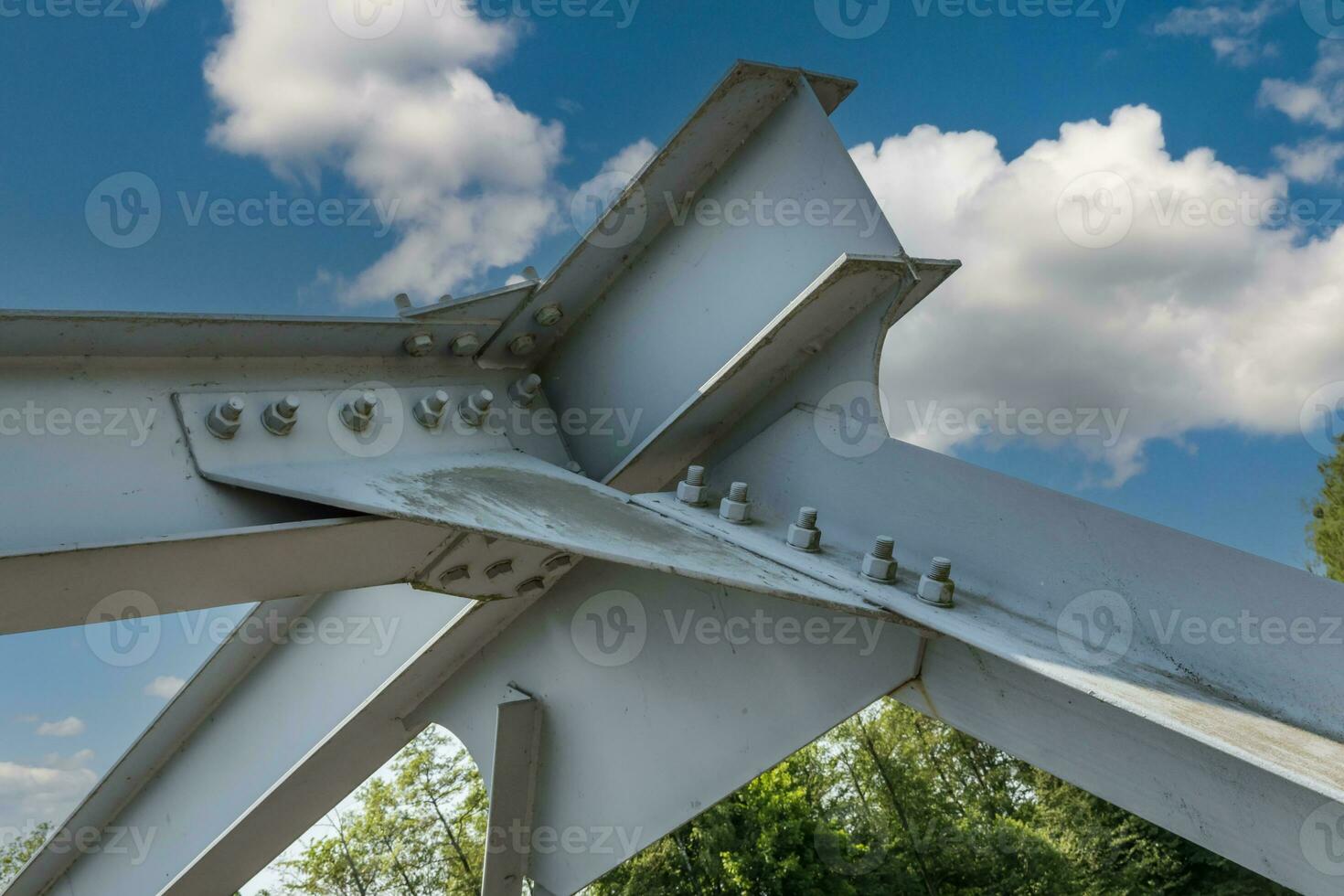 tornillos y nueces en metal platos de acero estructura de pesado deber Derecho travesaño de marco y puente apoyo foto