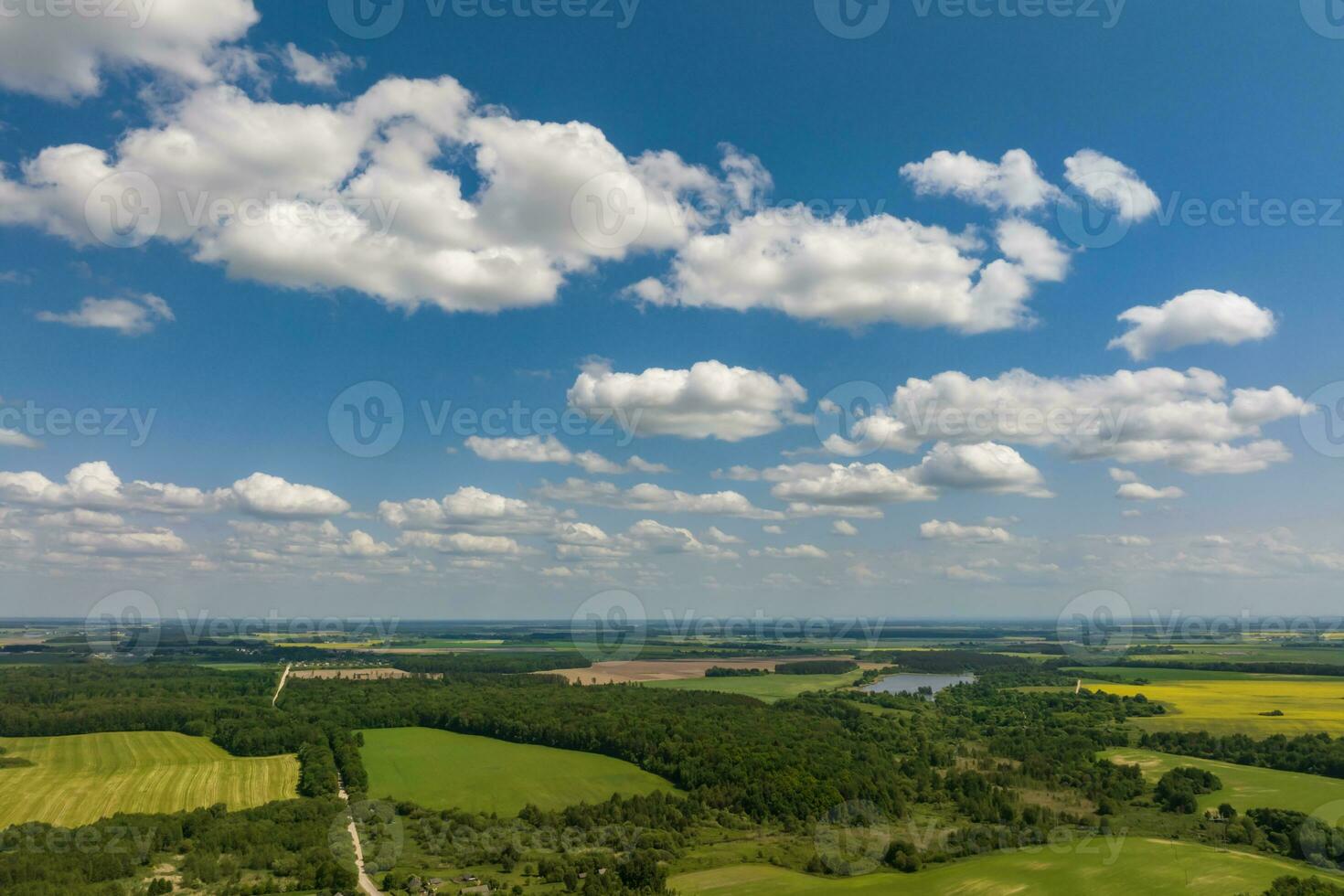 aéreo panorámico ver en azul cielo Hazme antecedentes con blanco a rayas nubes en cielo y infinito mayo utilizar para cielo reemplazo foto