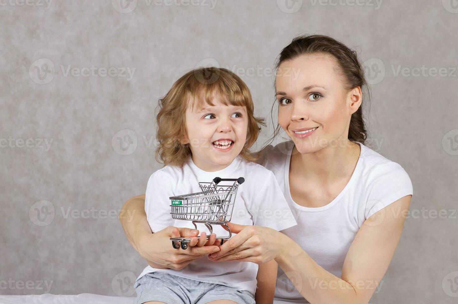 joven madre con su hijo. de cerca foto