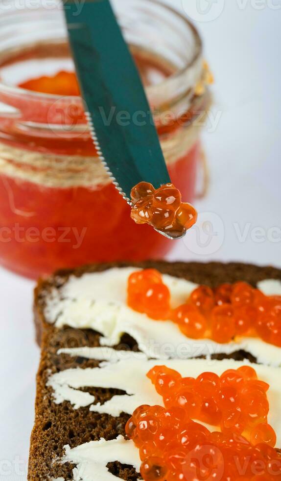 cereal negro un pan con mantequilla y rojo caviar. foto