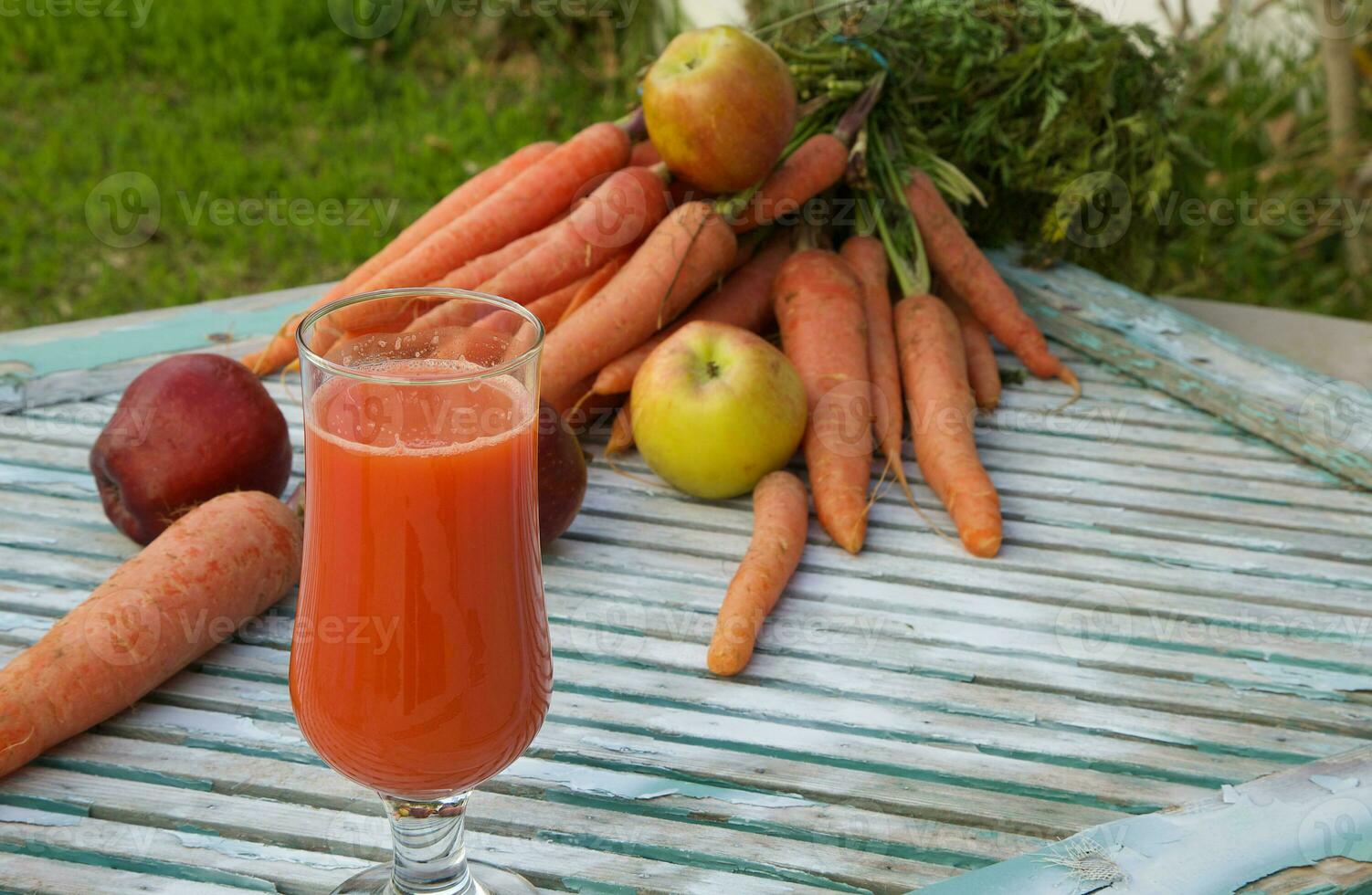 un vaso de Fresco manzana Zanahoria jugo foto