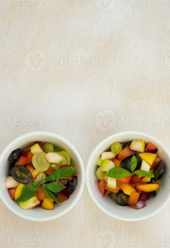 Fruta ensalada en blanco platos foto