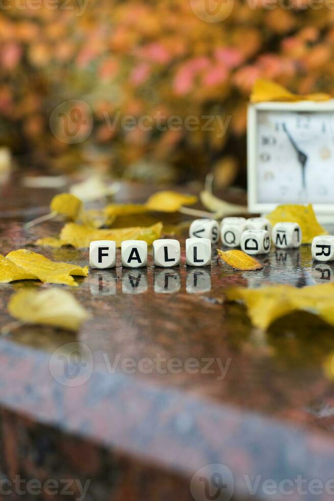 palabra otoño es compuesto de de madera letras. foto