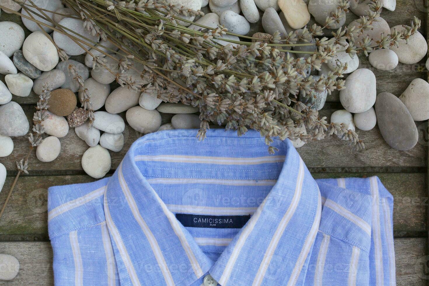 masculino verano camisa en un de madera superficie. antecedentes foto