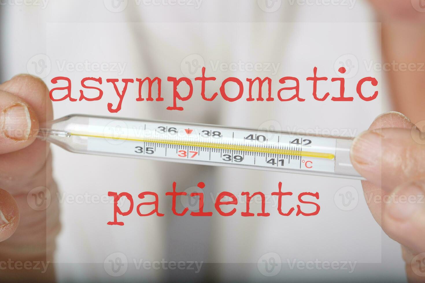 palabras asintomático pacientes mayor mujer mantiene termómetro en el antecedentes foto