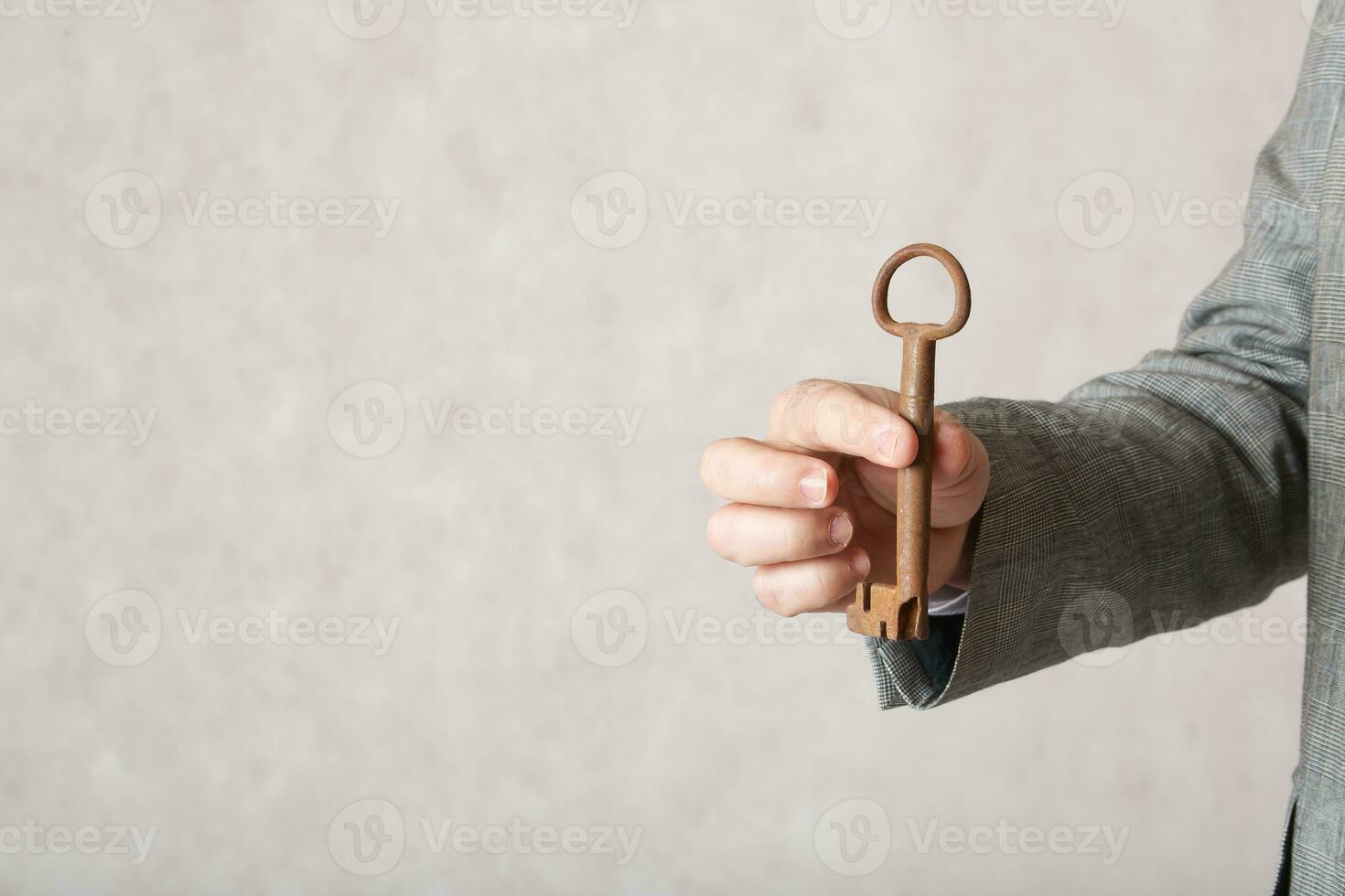 un antiguo llave en el mano de un hombre. de cerca foto