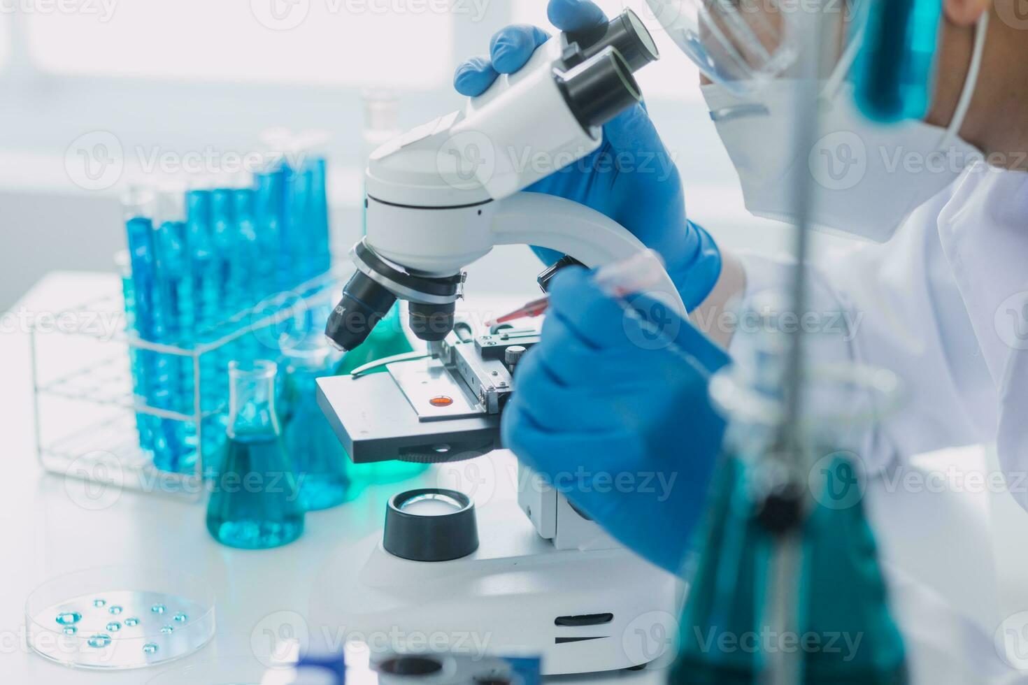 médico desarrollo laboratorio caucásico hembra científico mirando debajo microscopio, análisis petri plato muestra. especialistas trabajando en medicamento, biotecnología investigación en avanzado pharma laboratorio foto