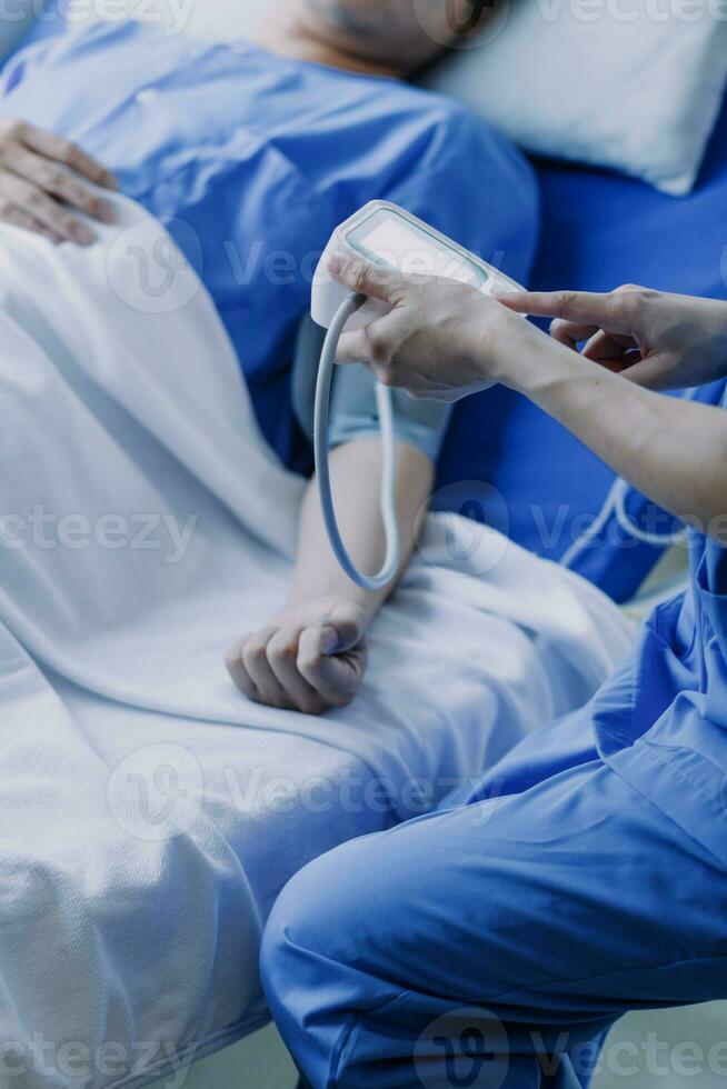 médico cheque arriba después cirugía. médico conmovedor paciente mano y consolador foto