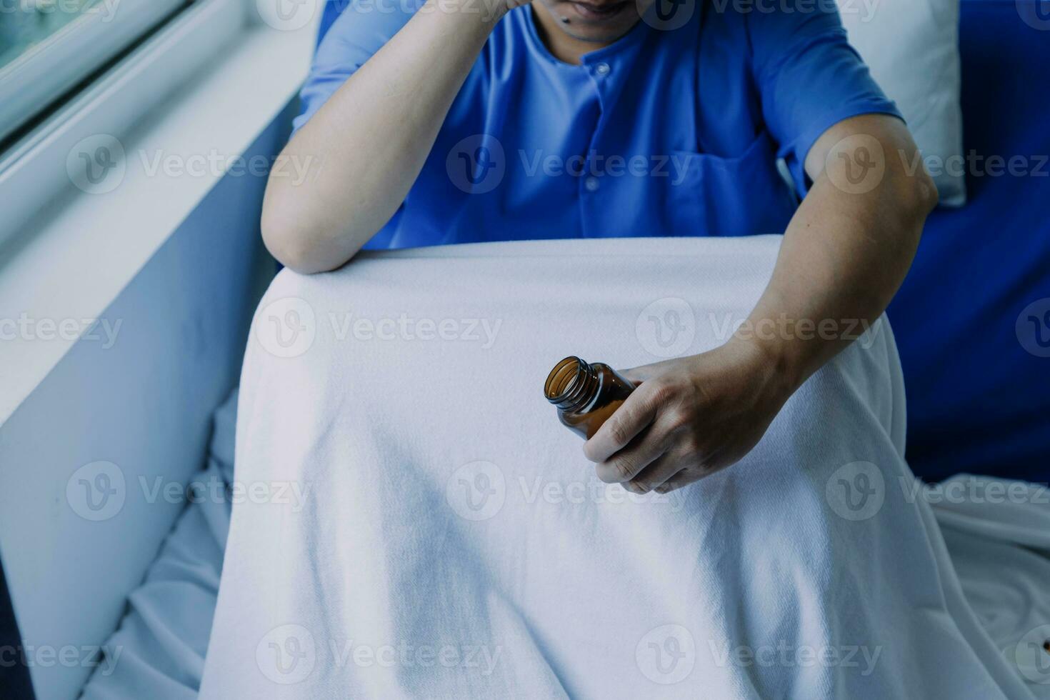 terminalmente enfermo masculino paciente mentiras en un malo en el hospital. melancolía y agotado paciente en el paliativo cuidado pabellón. foto