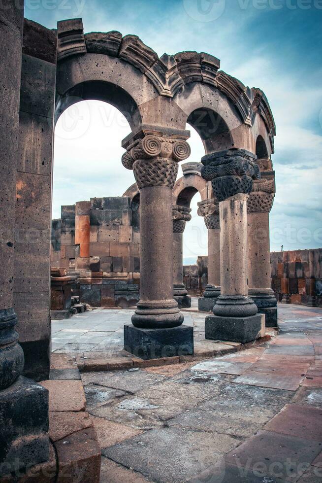 ver de antiguo columna en zvartnos templo en Armenia concepto foto. foto