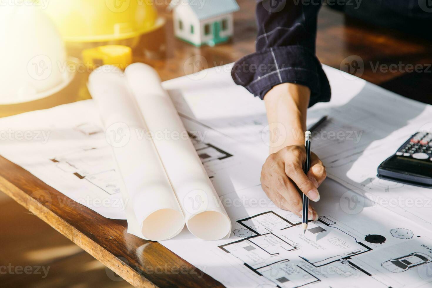 dos especialistas inspeccionar comercial, industrial edificio construcción sitio. real inmuebles proyecto con civil ingeniero, inversor utilizar ordenador portátil. en el antecedentes grua, rascacielos hormigón encofrado marcos foto