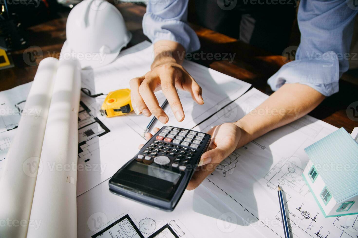 dos especialistas inspeccionar comercial, industrial edificio construcción sitio. real inmuebles proyecto con civil ingeniero, inversor utilizar ordenador portátil. en el antecedentes grua, rascacielos hormigón encofrado marcos foto