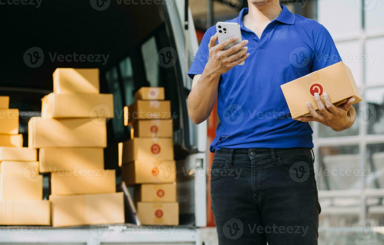 azul entrega hombres descarga paquete desde camión con cara máscara foto