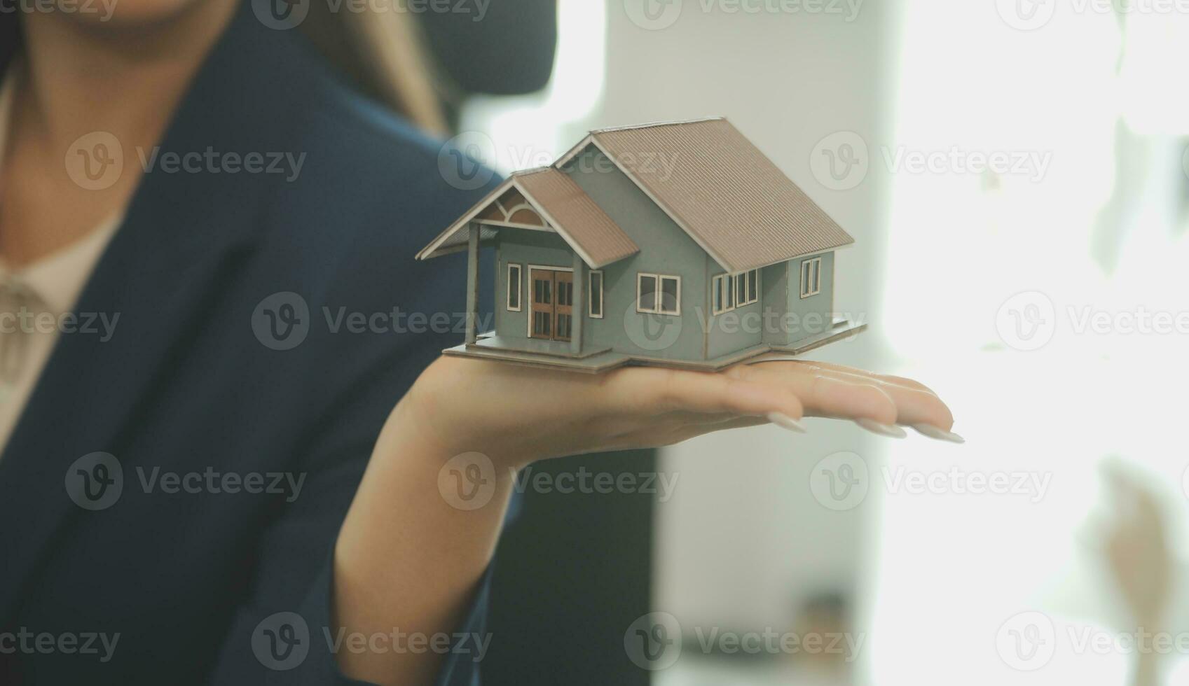 real estate agent Delivering sample homes to customers, mortgage loan contracts. Make a contract for hire purchase and sale of a house. and home insurance contracts, home mortgage loan concepts photo
