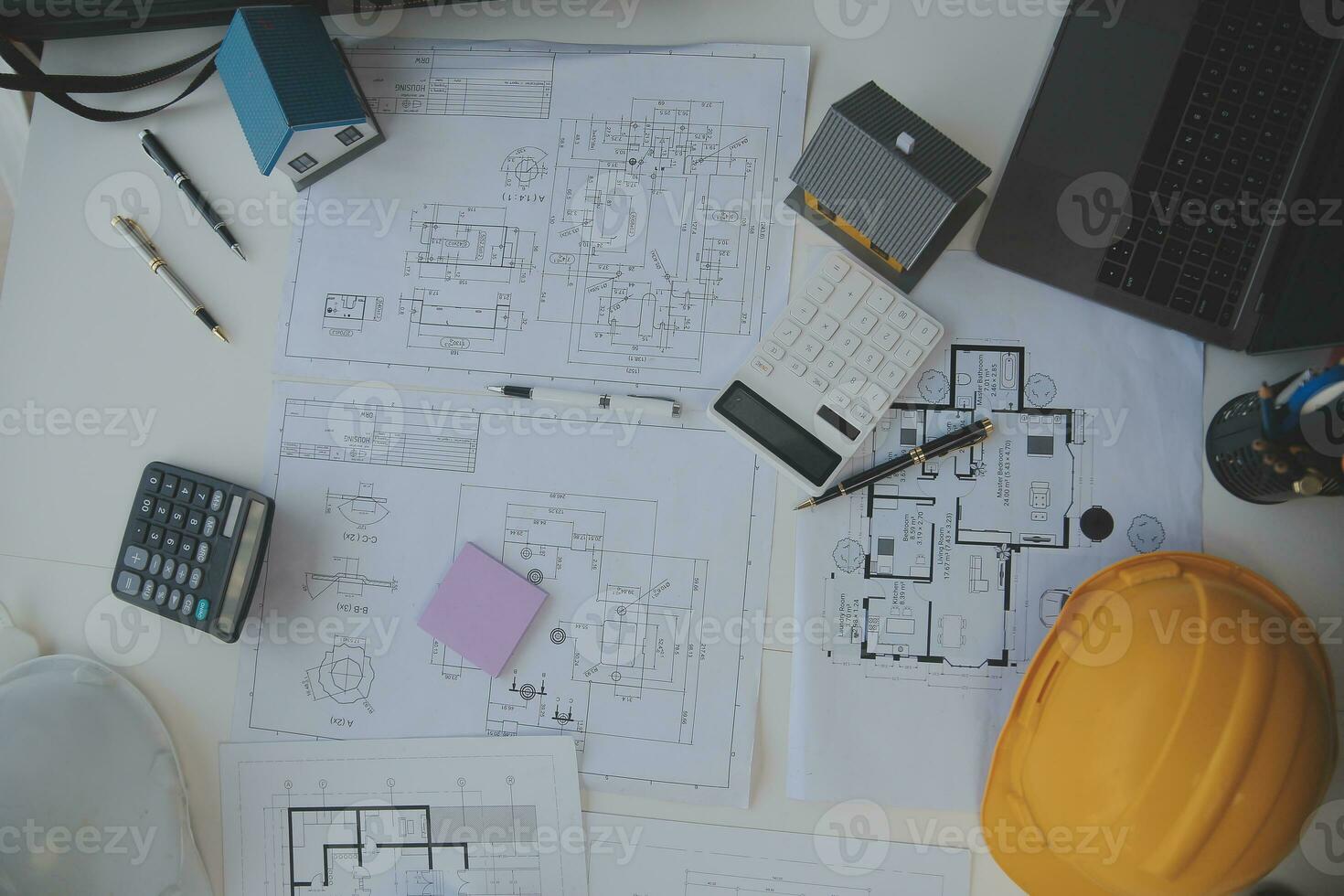 construcción y estructura concepto de ingeniero trabajando dibujo en Plano reunión para proyecto trabajando con compañero en modelo edificio y Ingenieria herramientas en trabajando sitio, construcción concepto. foto