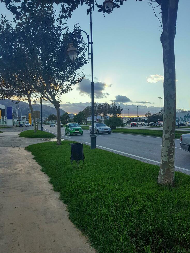 encantador paisaje urbano tardes el Perfecto fusión de colores y belleza a oscuridad foto