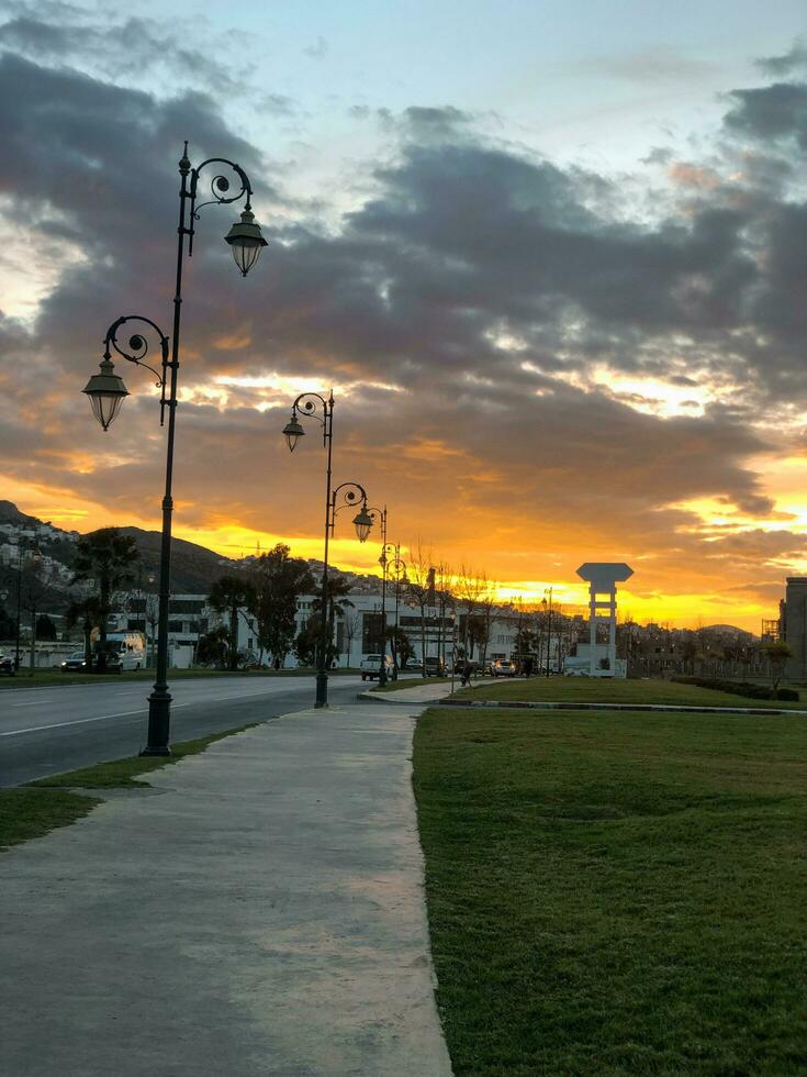 dorado horizonte es un maravilloso puesta de sol foto