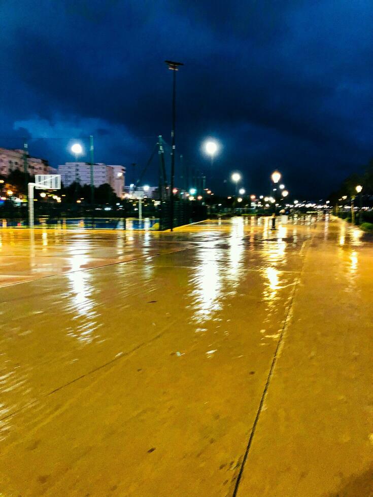 público parque mientras lloviendo en majestuoso paisaje foto