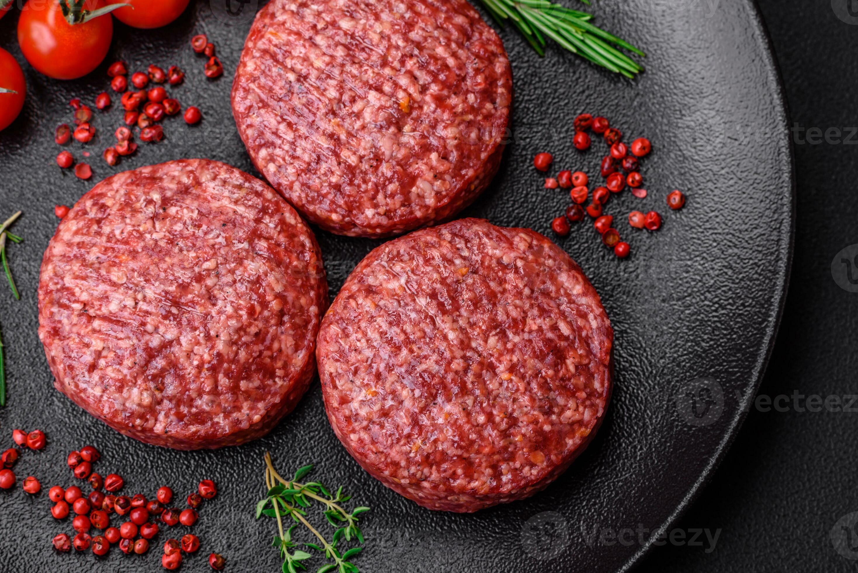 Fresh raw ground beef burger patty with salt and spices 25004319 Stock