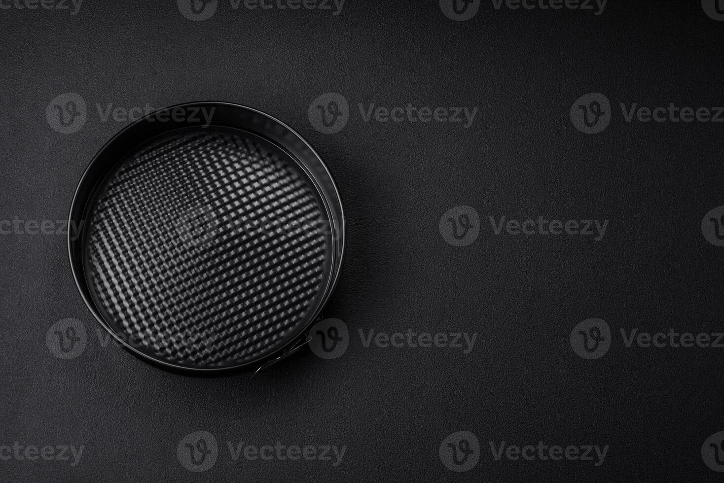 Round metal black detachable baking dish for baking photo