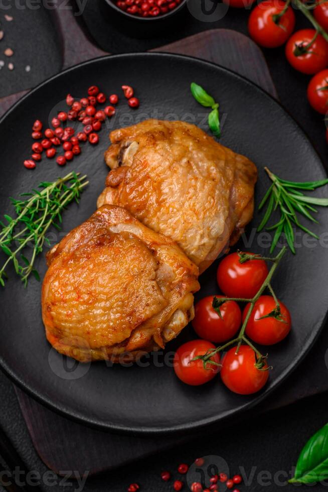 delicioso jugoso pollo muslos horneado con sal, especias y hierbas en un cerámico plato foto