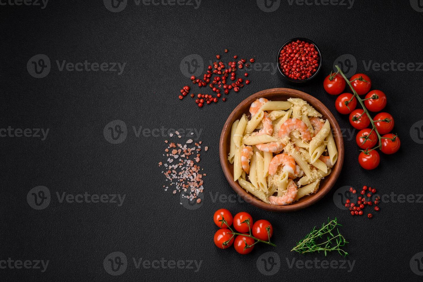 delicioso Fresco penna pasta con camarón, salsa, queso, sal y especias foto