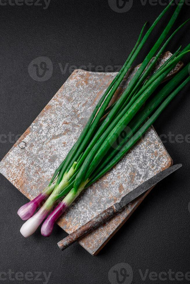 Fresco verde cebollas para Cocinando un sano vegetariano plato foto