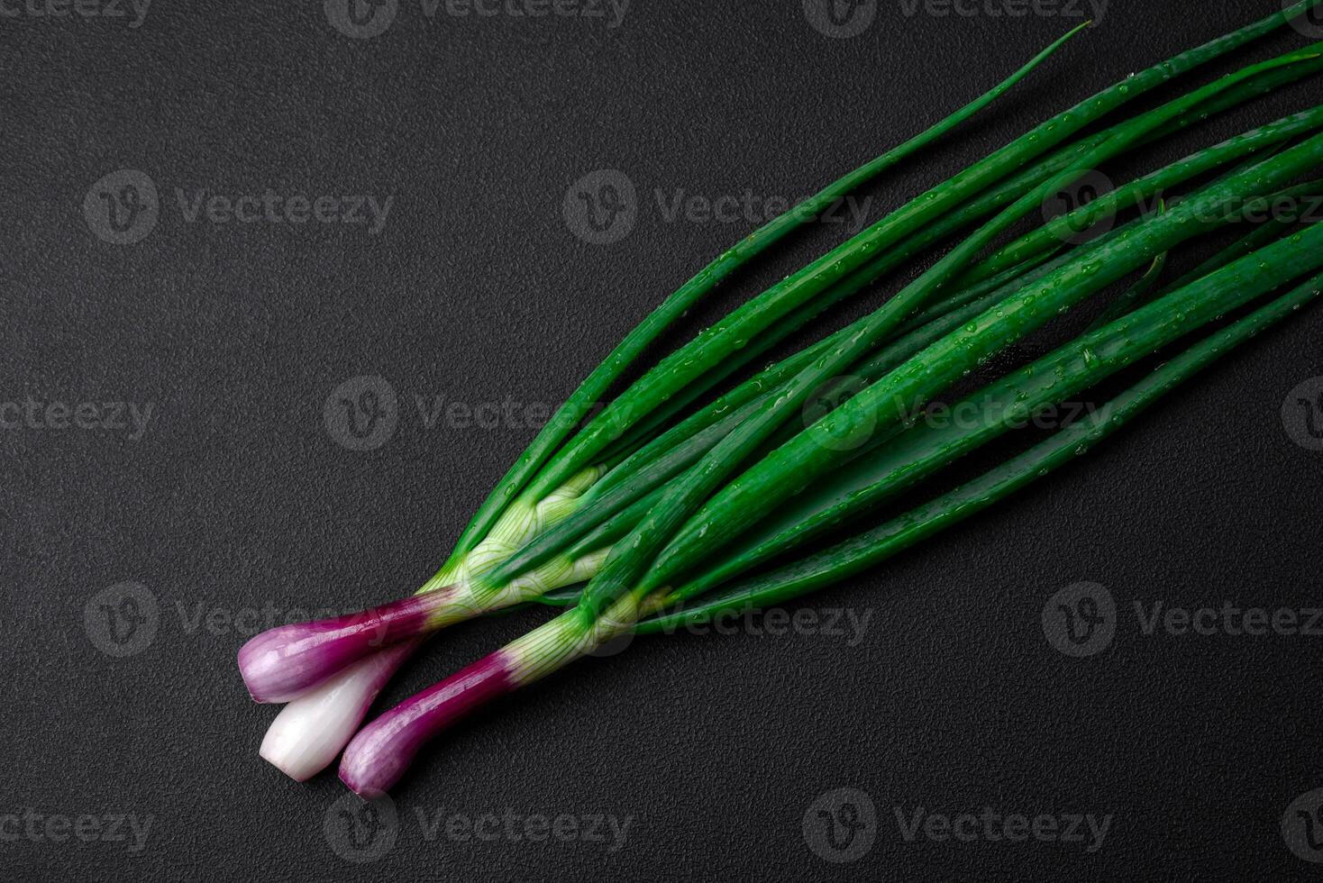 Fresco verde cebollas para Cocinando un sano vegetariano plato foto