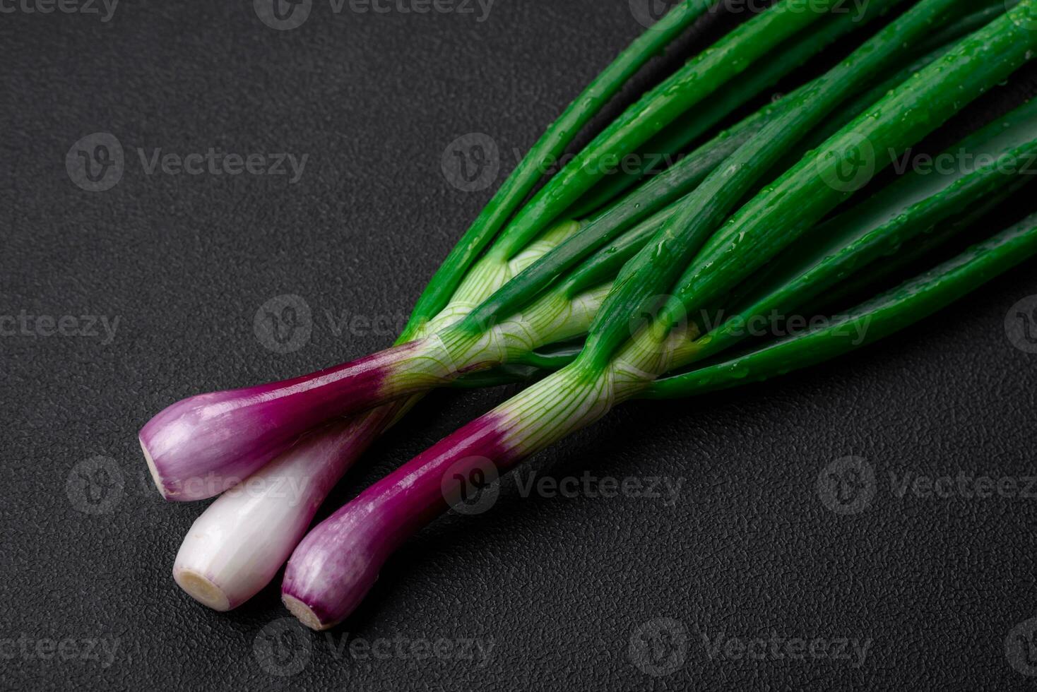 Fresco verde cebollas para Cocinando un sano vegetariano plato foto