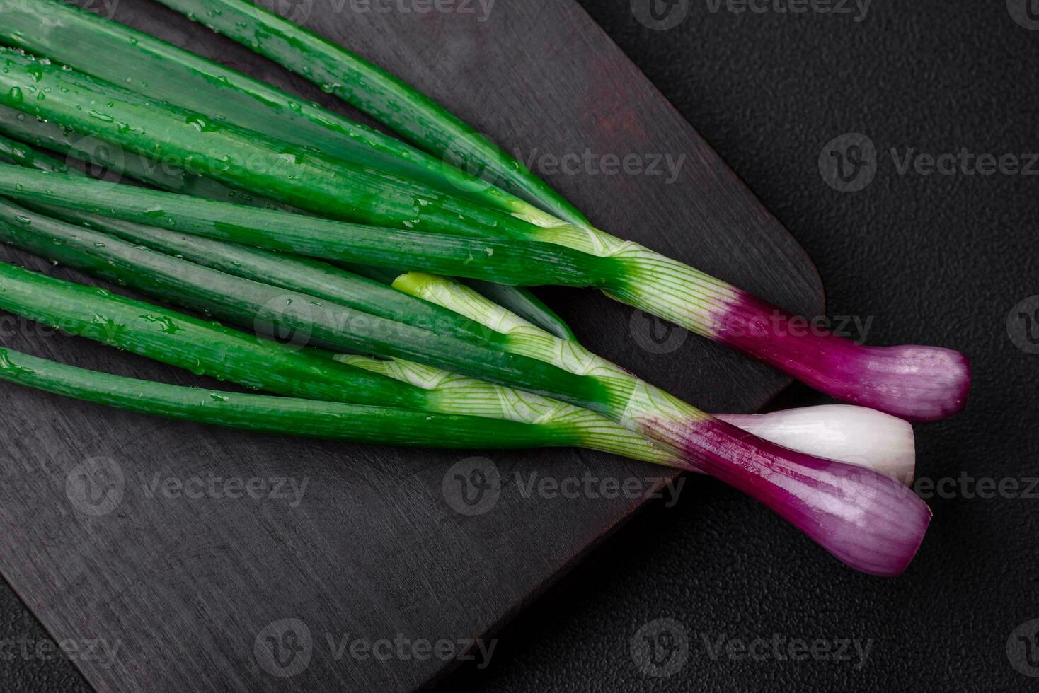 Fresco verde cebollas para Cocinando un sano vegetariano plato foto