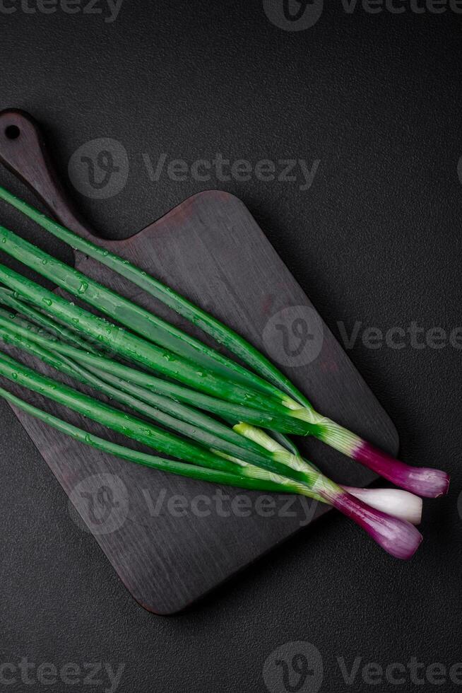 Fresco verde cebollas para Cocinando un sano vegetariano plato foto