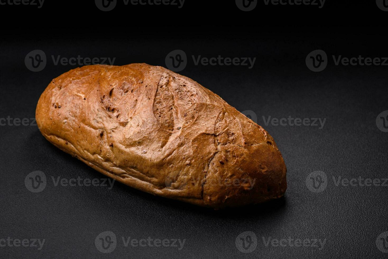 delicioso Fresco crujiente pan de blanco un pan con granos y semillas foto