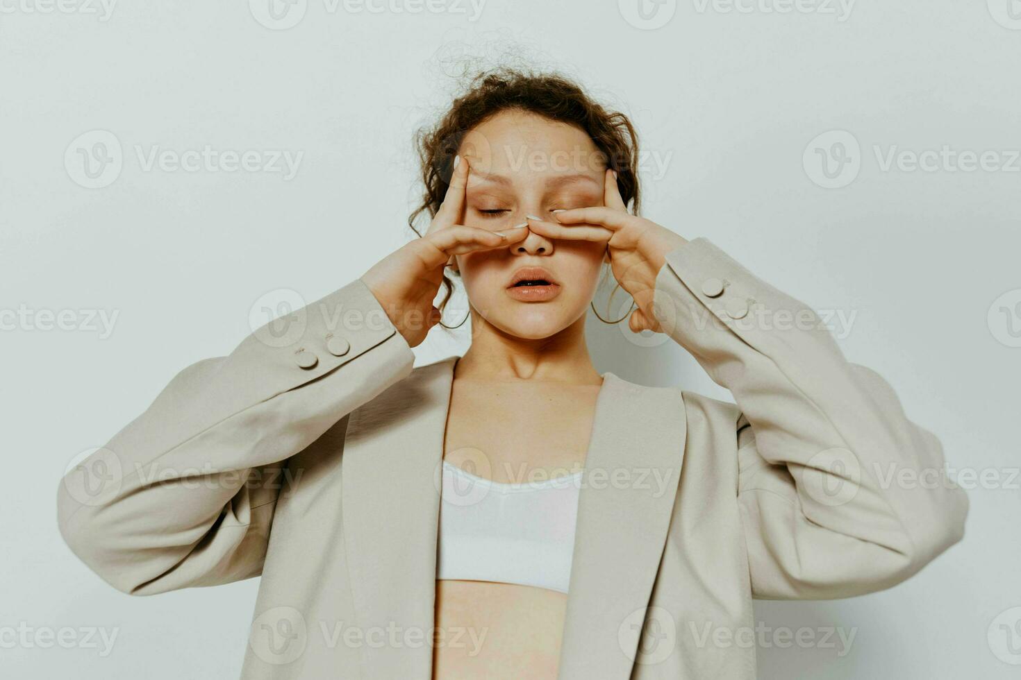 retrato de un joven mujer ropa adecuado elegante estilo traje Moda estudio estilo de vida inalterado foto