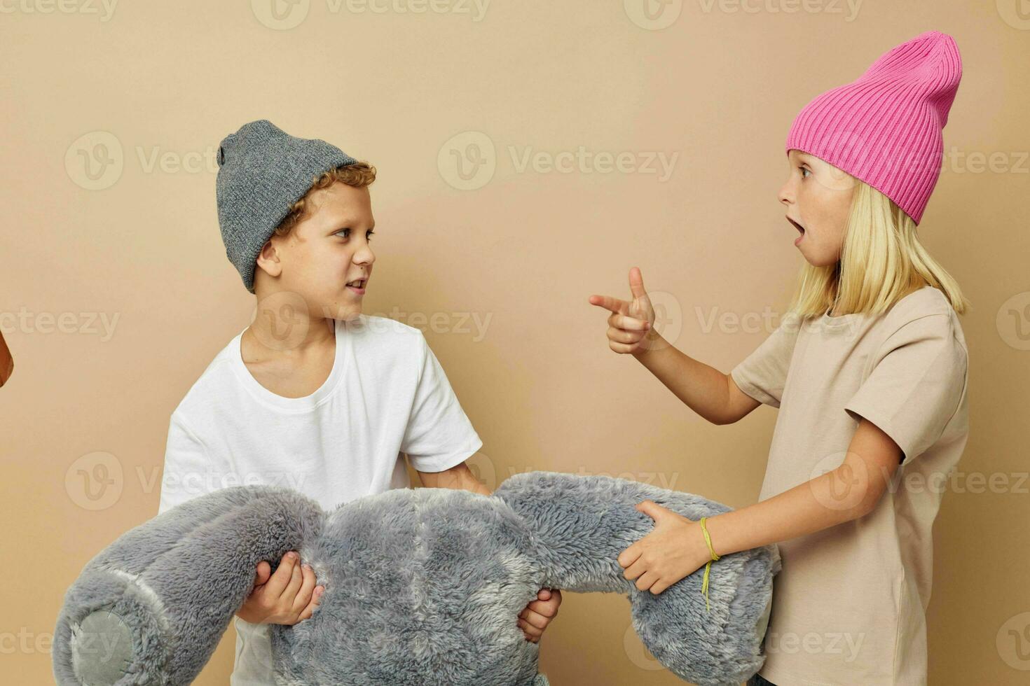 linda elegante niños en multicolor sombreros entretenimiento posando infancia inalterado foto