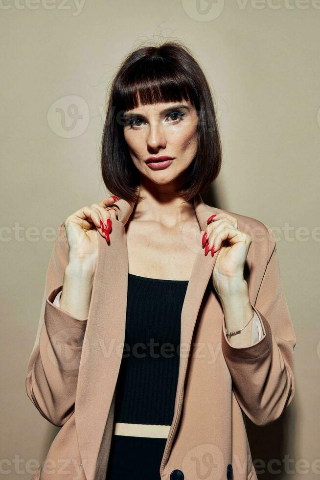 foto bonito mujer corto peludo traje gesticulando con manos estilo de vida inalterado