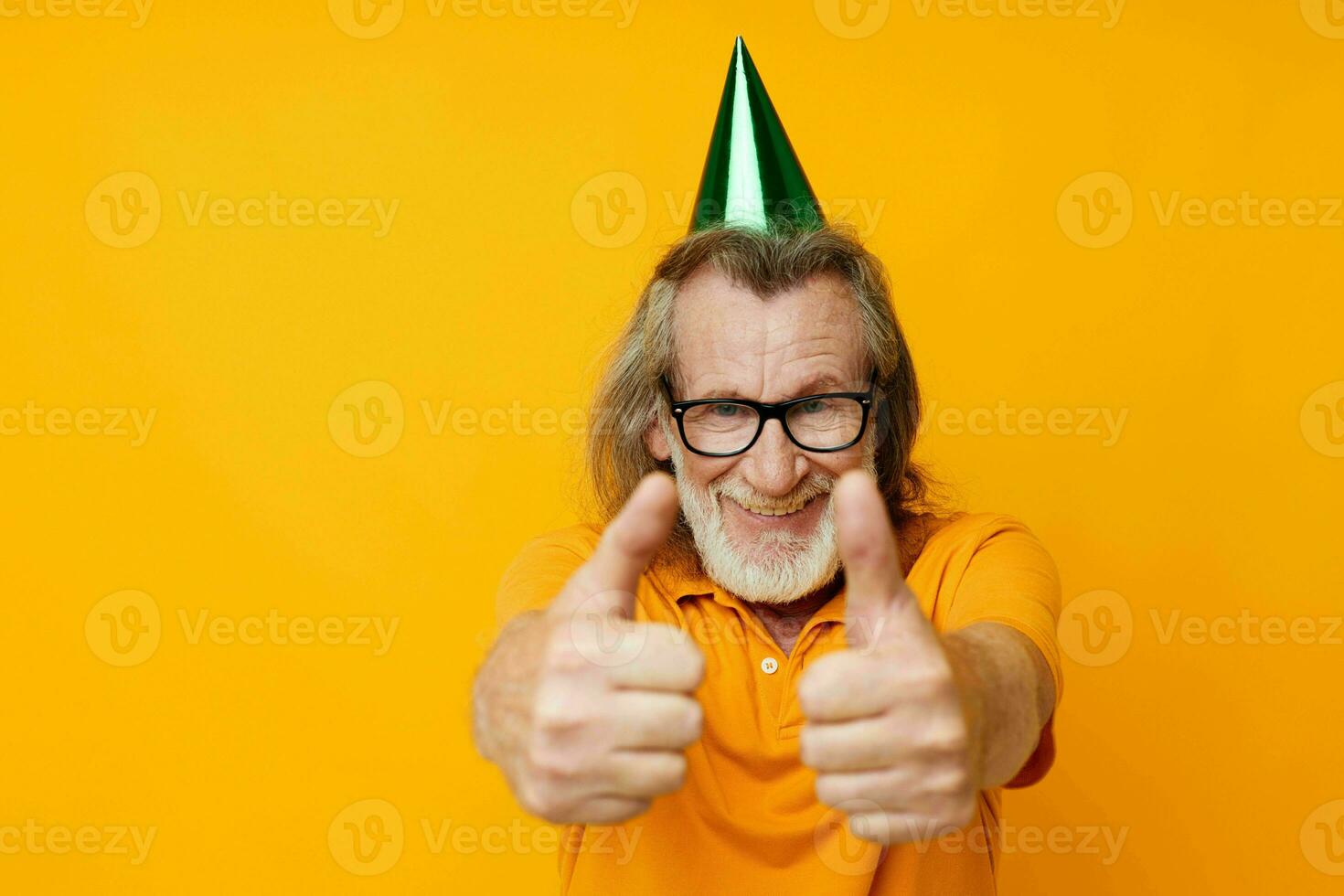 retrato mayor hombre vistiendo lentes verde gorra en su cabeza fiesta emociones inalterado foto