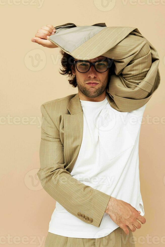 hermoso hombre en un traje posando emociones vestir lentes estilo de vida inalterado foto