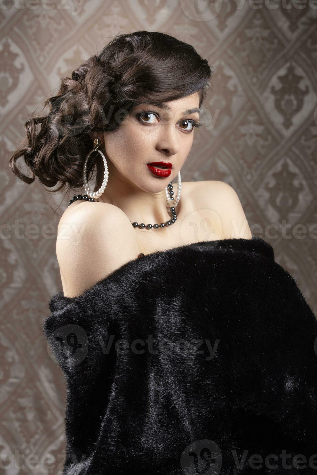 Retro woman portrait. Beautiful girl with a fan in the style of the 20s or  30s. Old fashionable Finger Wave makeup and hairstyle. 25012130 Stock Photo  at Vecteezy