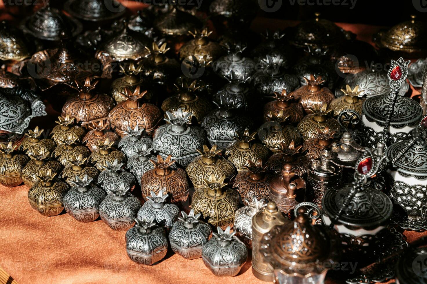 Turkish delight cups, pots, kettles, cups and souvenirs are made of copper. Cups and teapots from Turkish delight in the bazaar. photo