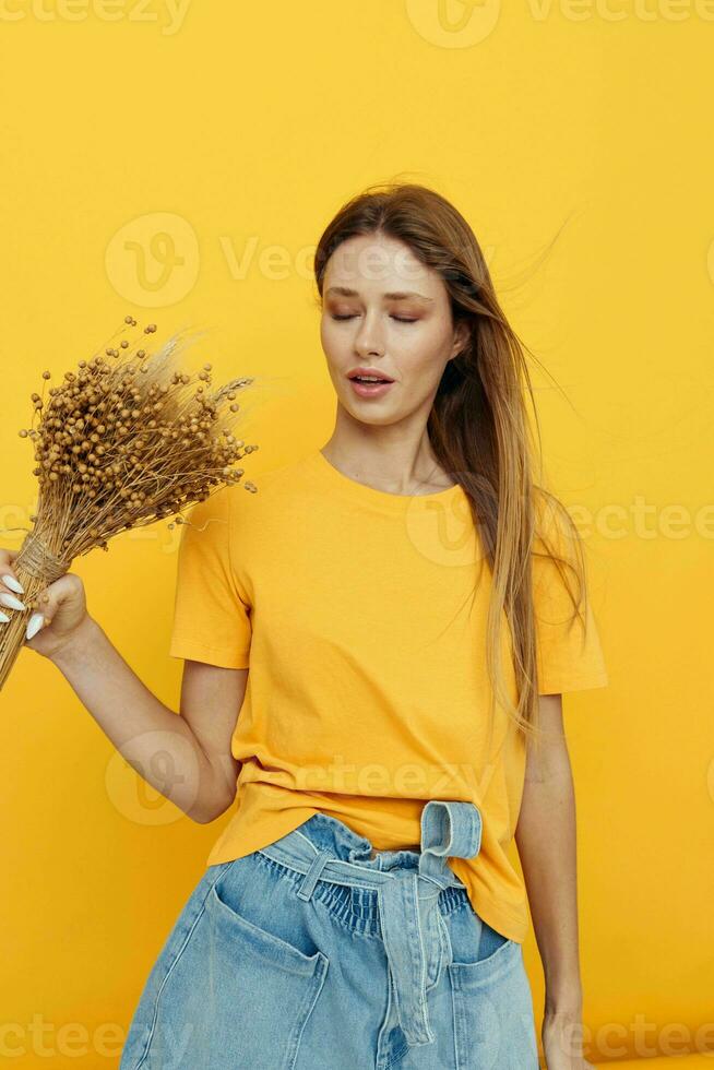 joven mujer ramo de flores de seco flores casual vestir sonrisa posando aislado antecedentes foto