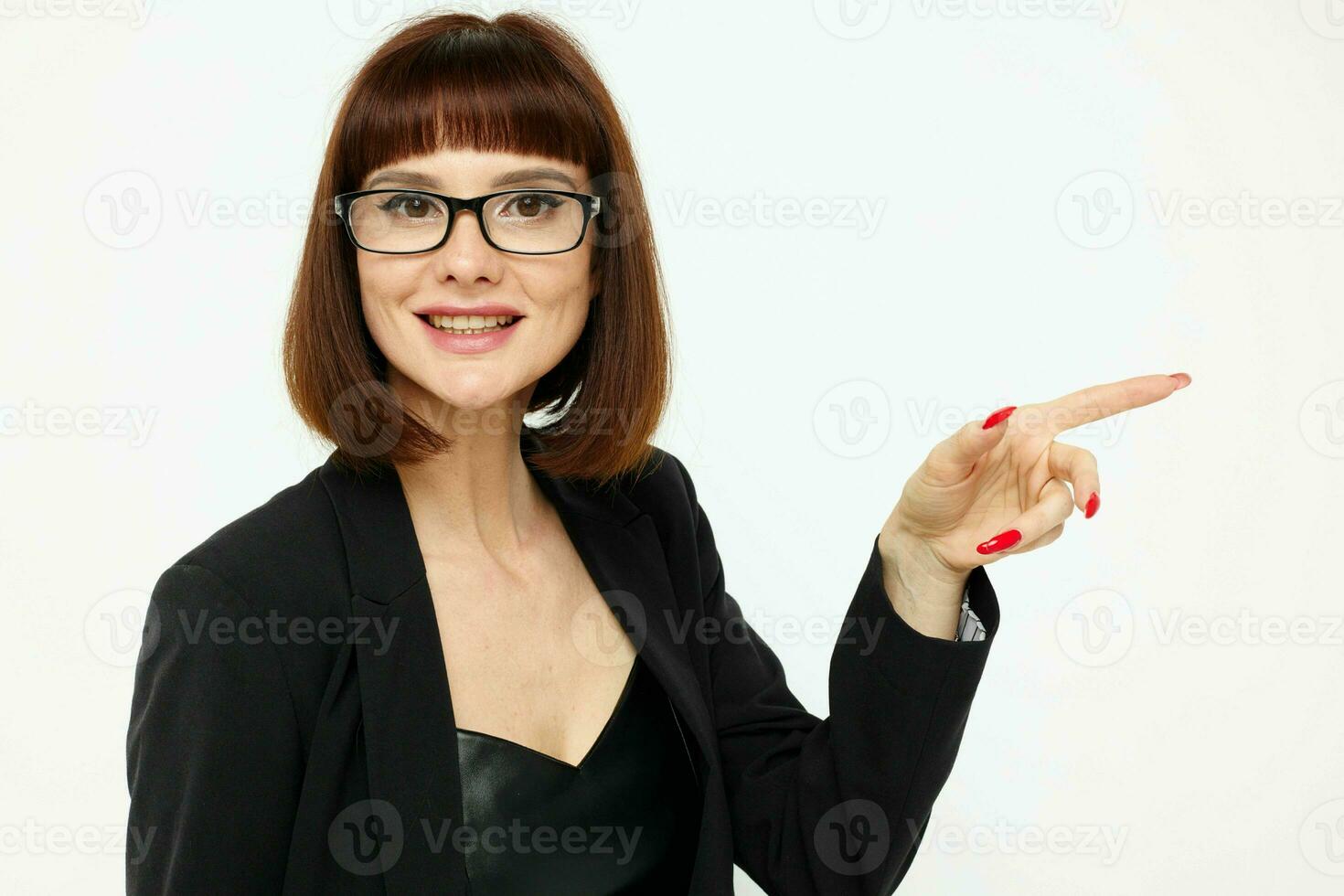 atractivo mujer posando con lentes un cuero traje negro chaqueta estilo de vida inalterado foto