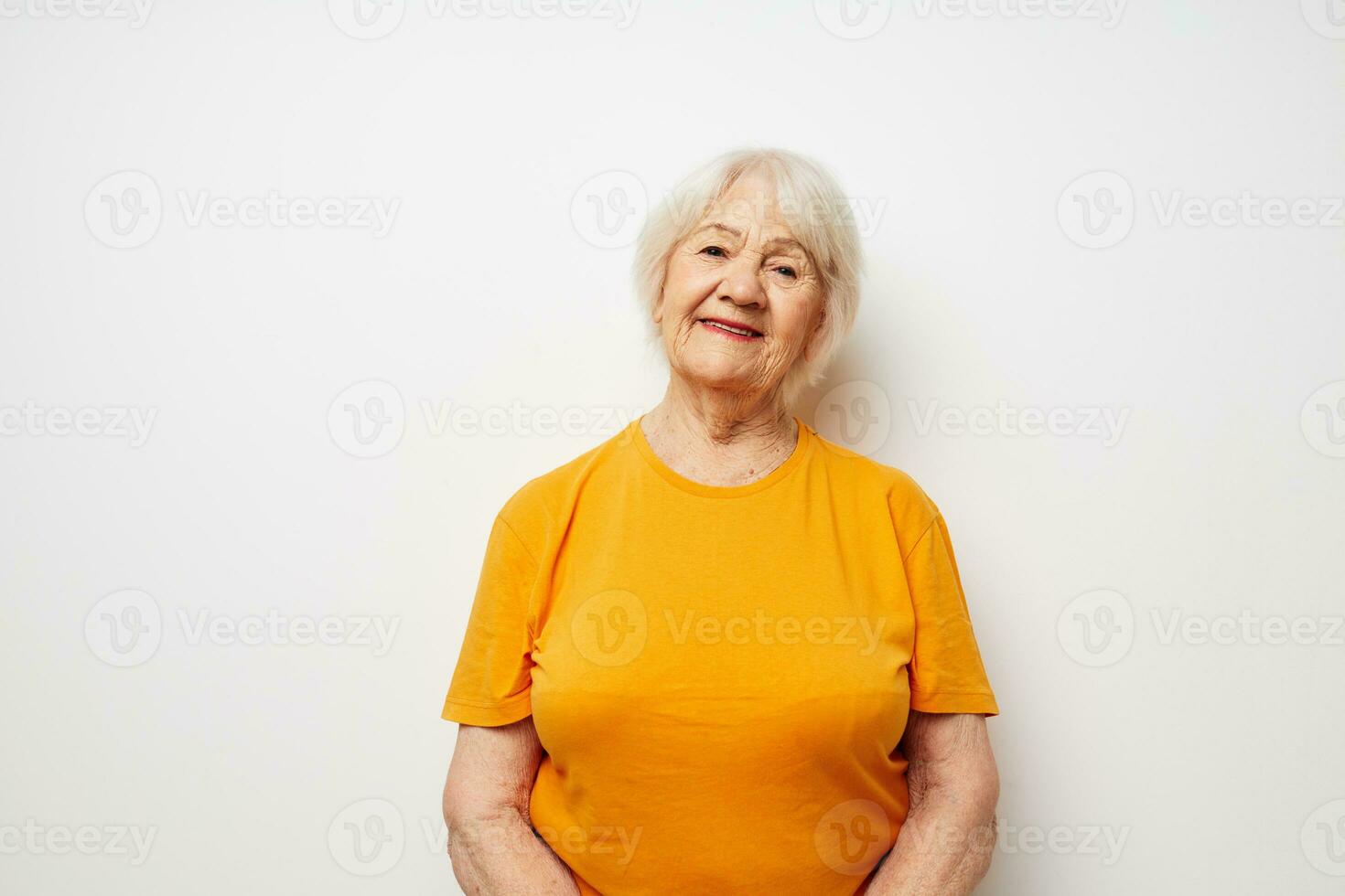 retrato de un antiguo simpático mujer participación un vaso de agua salud de cerca emociones foto