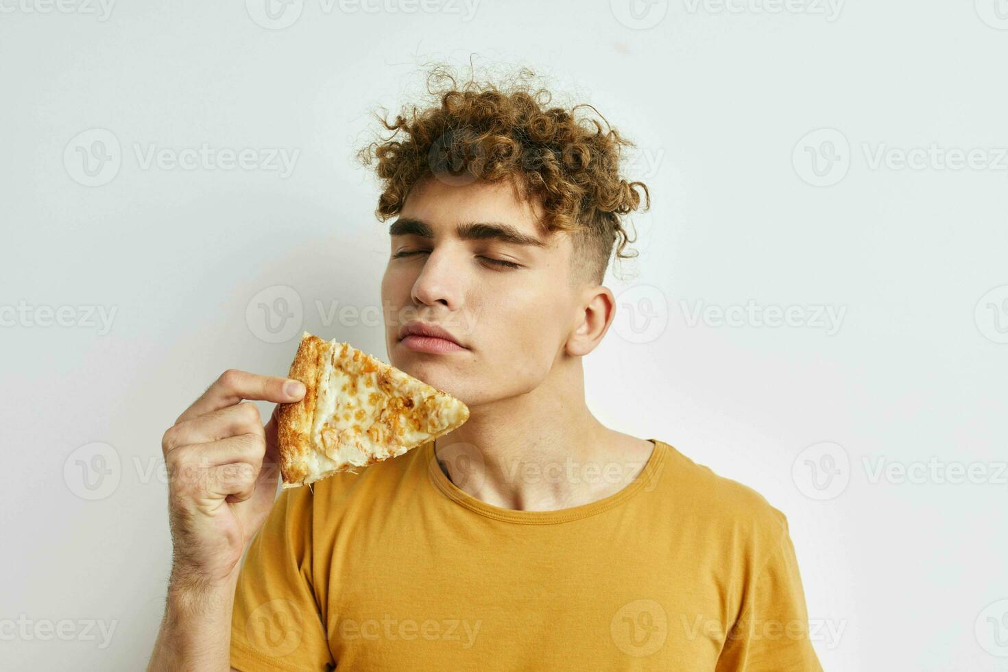 rizado chico comiendo Pizza posando de cerca aislado antecedentes foto