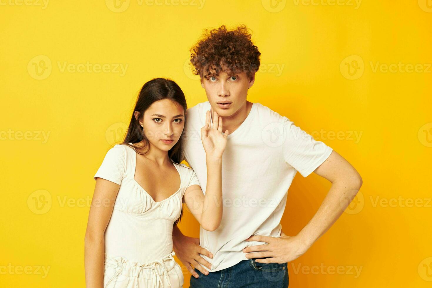 joven chico y niña posando juntos en blanco camisetas amistad amarillo antecedentes inalterado foto