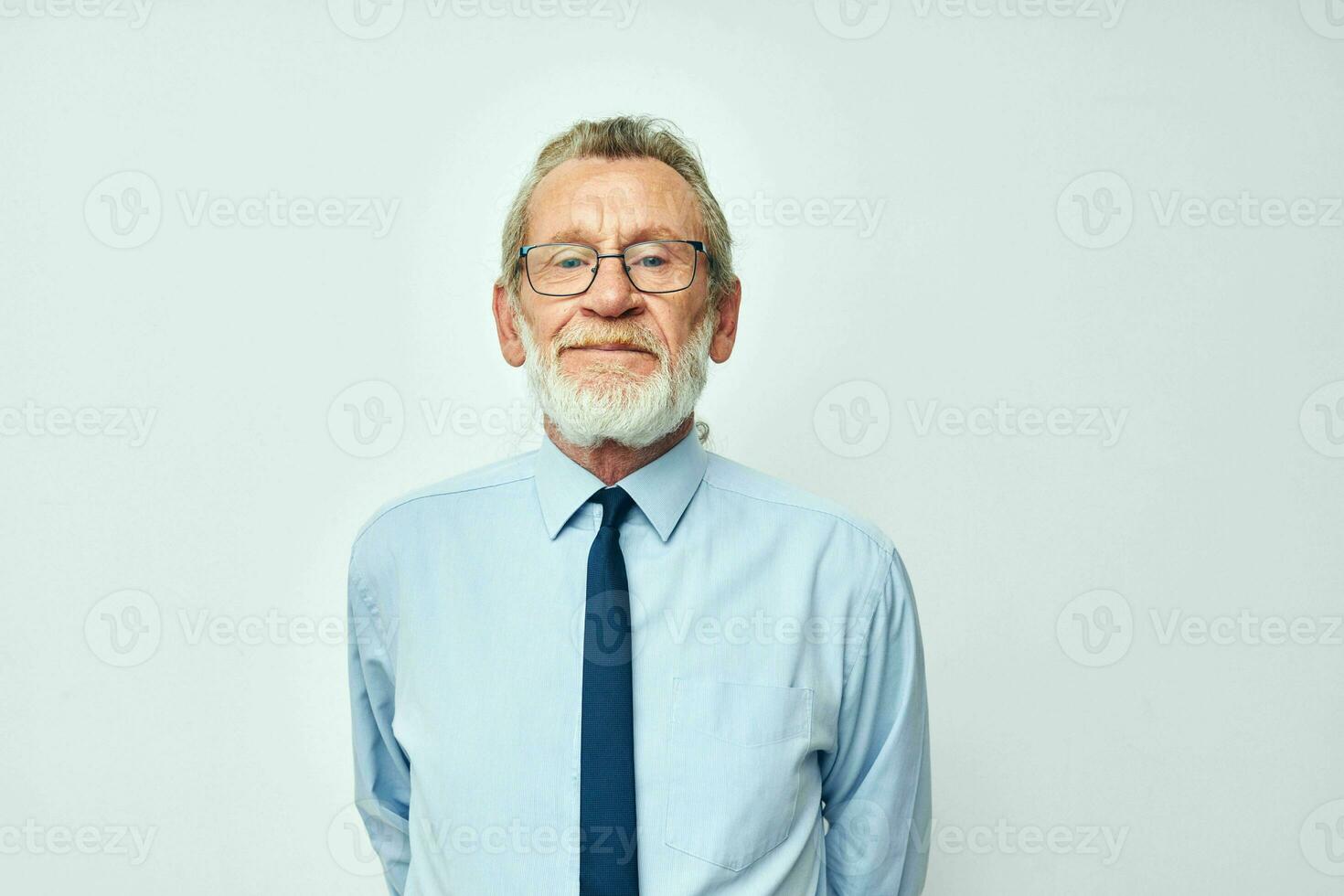 mayor hombre en camisa con Corbata gris pelo oficina negocio foto