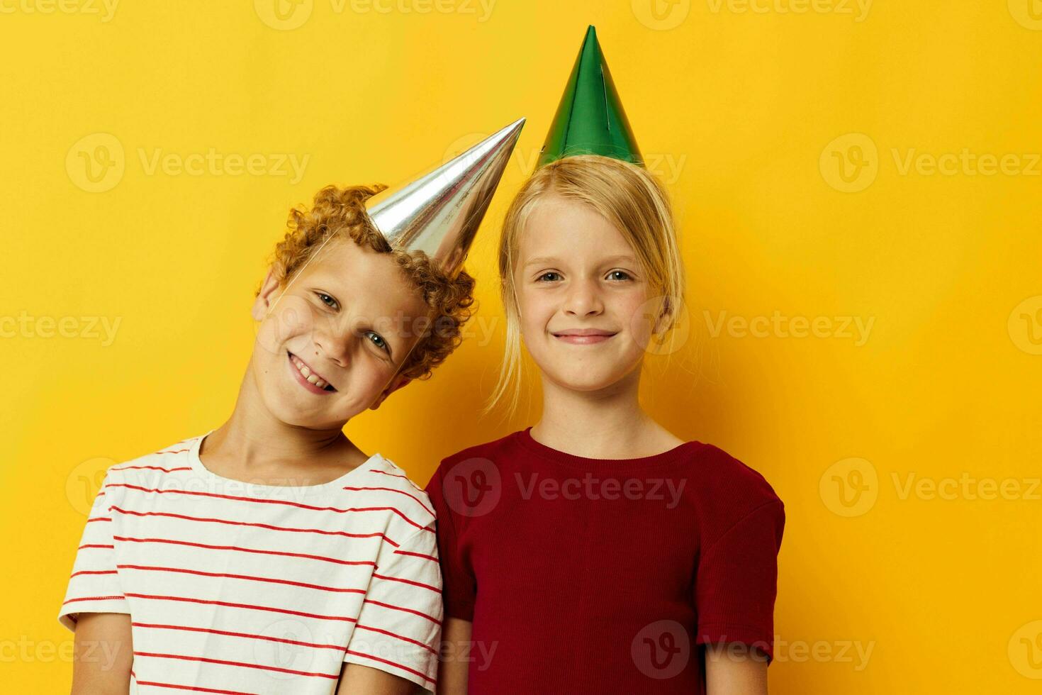 pequeño niños fiesta divertido con tapas en tu cabeza amarillo antecedentes foto