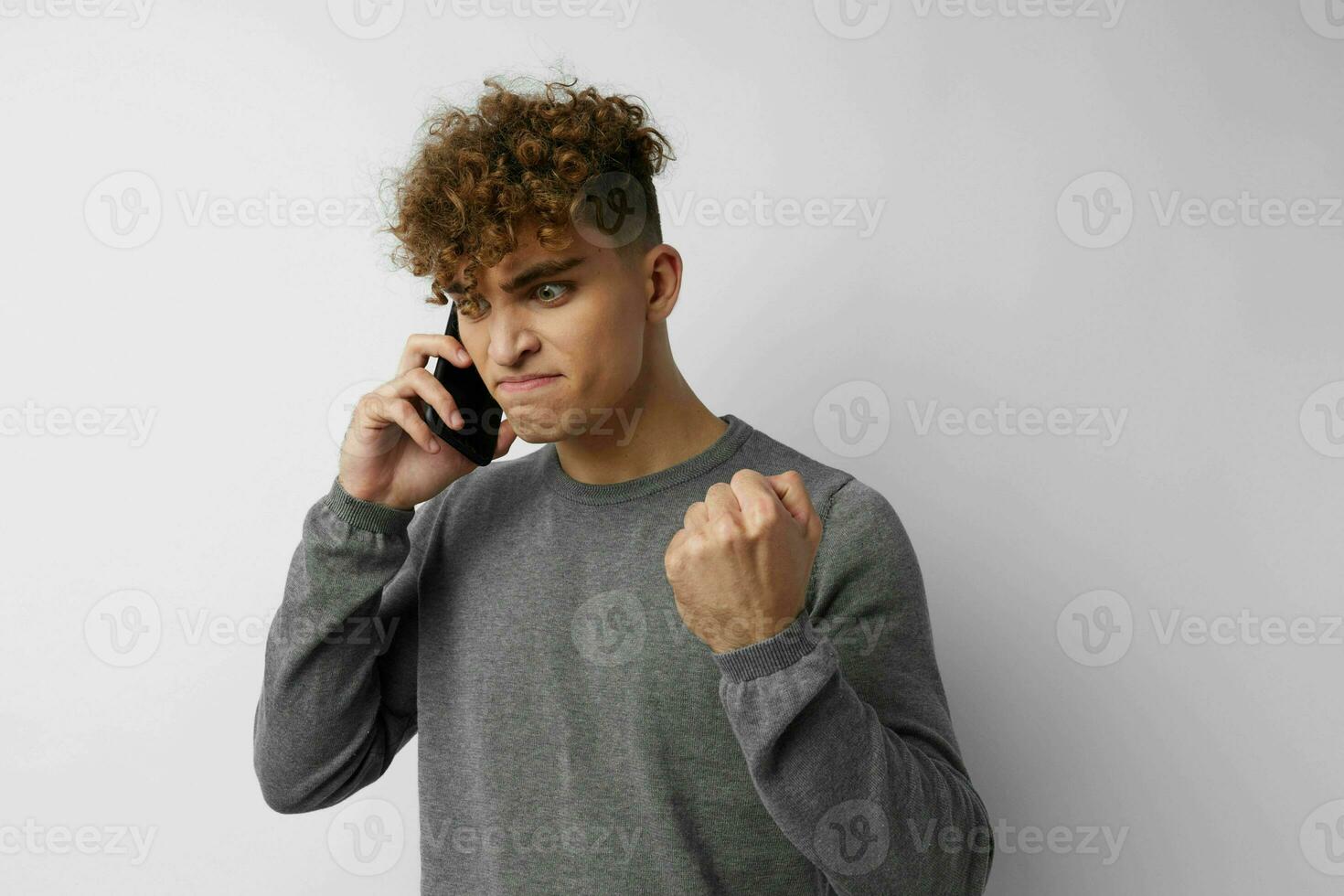 rizado chico con un teléfono en mano comunicación aislado antecedentes foto
