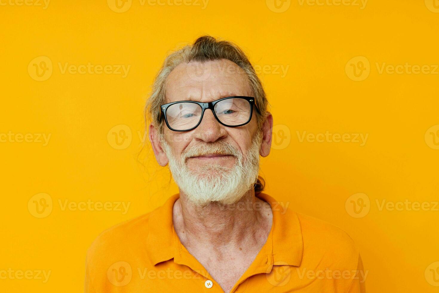 un mayor hombre con lentes en un amarillo camiseta con lentes de cerca foto